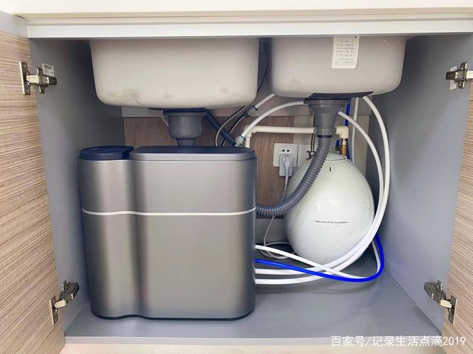 因?yàn)樗巯旅孢€裝了個(gè)小廚寶,所以凈水器主機(jī)也只能橫過(guò)來(lái)放置了,相比